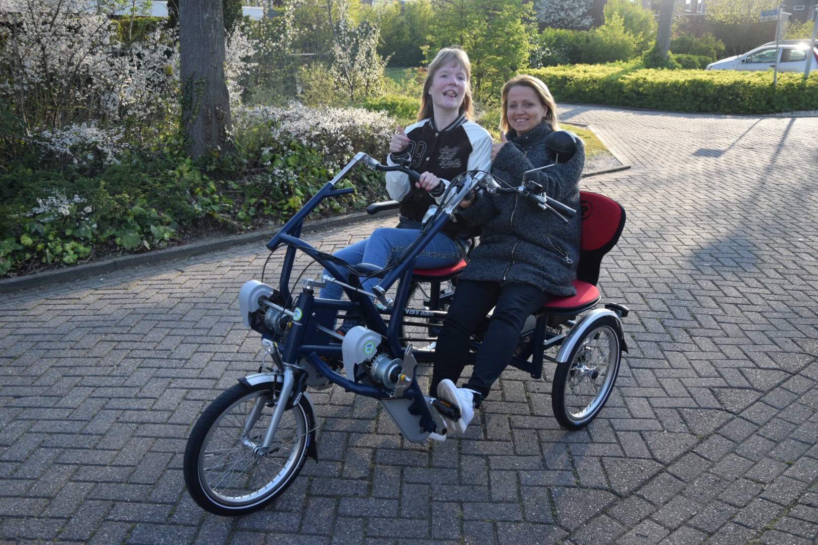 Esmee en Debby op de duofiets