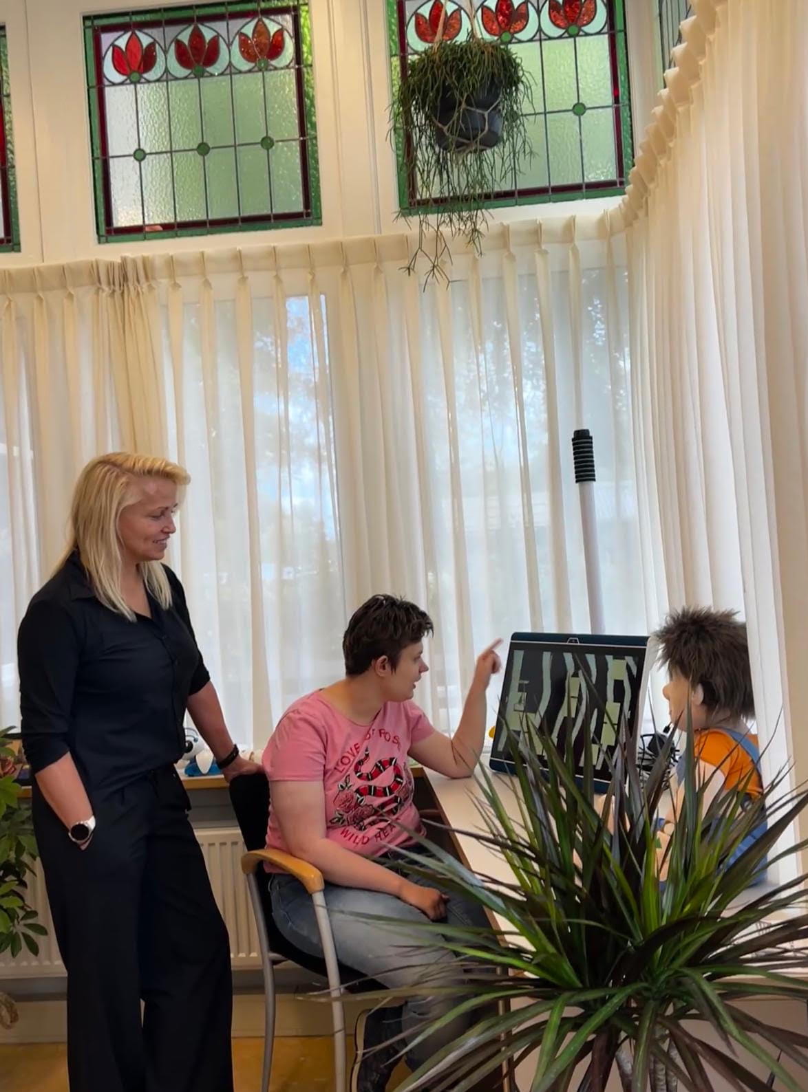 Een bewoner van Elver speelt op de belevenistafel